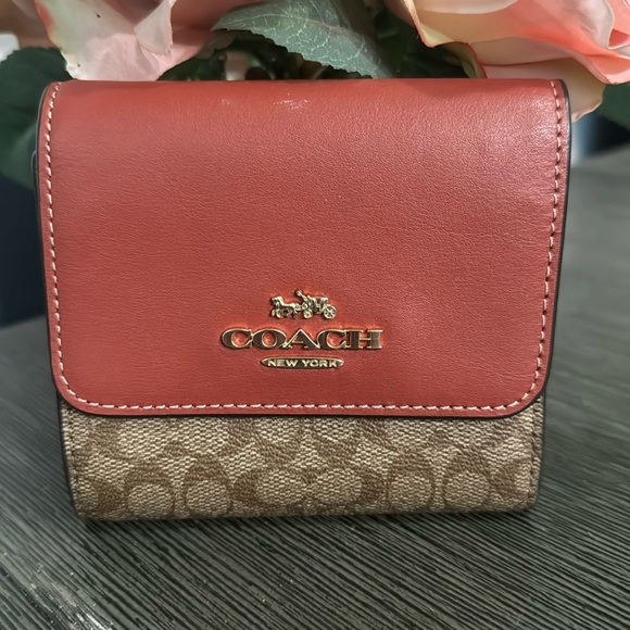 Coach small trifold wallet - Picture 1 of 9